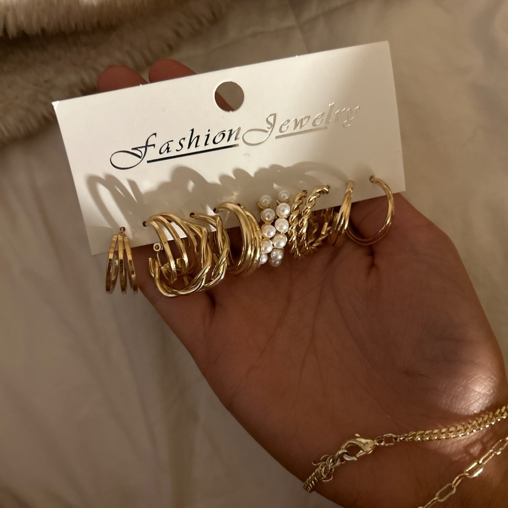 Super cute dainty gold earrings set! Brand new! - Picture 2 of 3